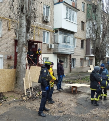 У Херсоні поліцейські та рятувальники ліквідовують наслідки російського обстрілу