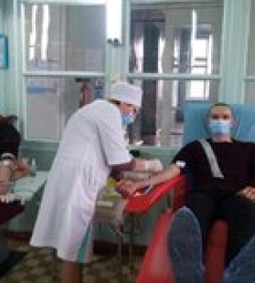 В Херсоне очереди в пункты сдачи крови для пострадавших от ракетного удара – фото