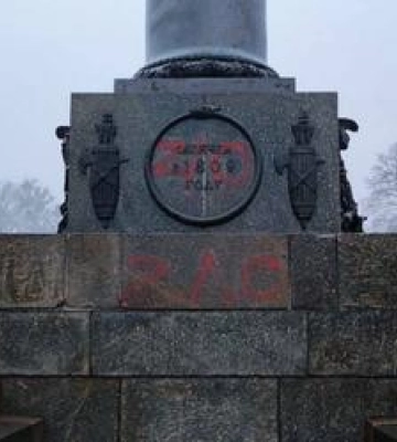 У Полтаві ще на одному монументі з&#039;явився надпис червоною фарбою