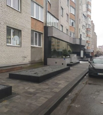 У Луцьку невідомі вирвали рослини з клумби