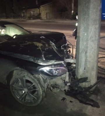 У Луцьку водій Mercedes врізався в бетонну електроопору: його оштрафували