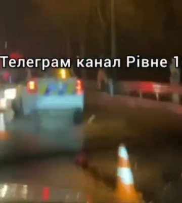 Жінка і дитина у Рівному вилізли на дорогу через паркан. І тепер госпіталізовані