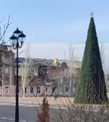 В разрушенном Северодонецке оккупанты установили новогоднюю елку: &quot;Вы такое видели? Все разбито, но главное - стоит елка&quot;. ВИДЕО