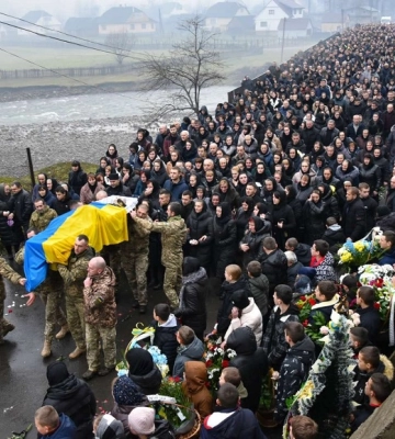 На Закарпатті провели в останню путь полеглого у війні Героя Миколу Ярему