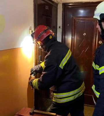 У Луцьку рятувальники вивільнили з квартири пенсіонерку, яка потребувала меддопомоги