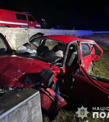 У Запоріжжі іномарка влетіла в бетонну загорожу: загинули троє людей