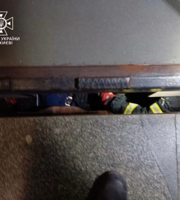 У Києві рятувальники дістали тіло чоловіка, який потрапив під потяг метро (ФОТО)