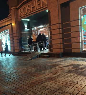 Розвага для рівнян – відкриття магазину солодощів (ФОТО)