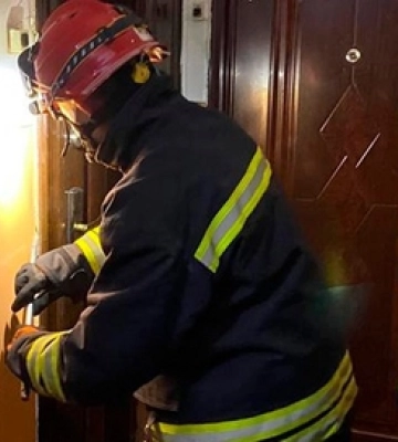 У Луцьку рятувальникам довелося ламати двері, аби допомогти 87-річній жінці 