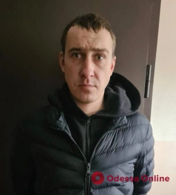 На Таирова мужчина на улице ограбил пенсионерку