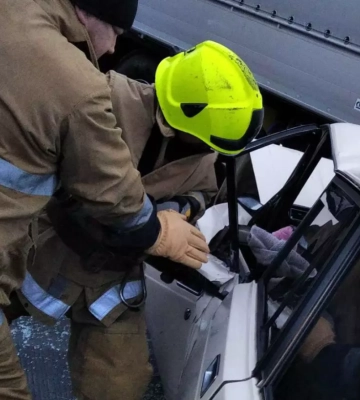 На Полтавщині рятувальники деблокували водія, якого затиснуло у машині після ДТП із вантажівкою
