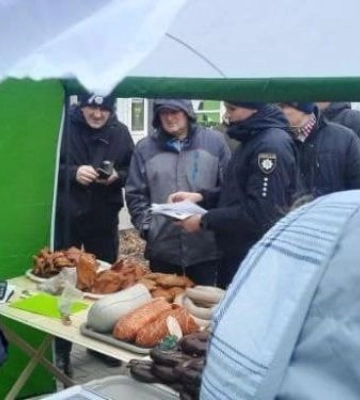 У центрі Запоріжжя прямо посеред вулиці незаконно торгували ковбасою - фото