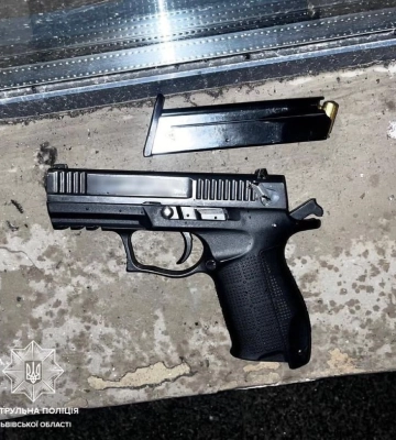 Львівські патрульні затримали чоловіка, що стріляв у центрі міста