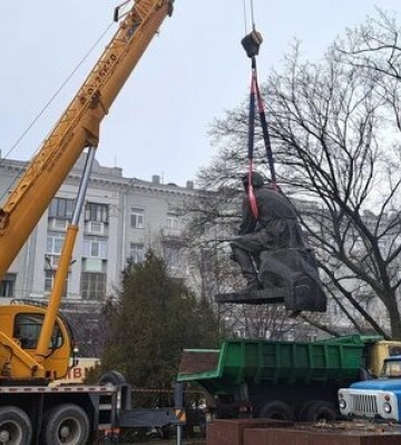 Памятники Горькому и Чкалову демонтировали в Днепре.. ФОТО