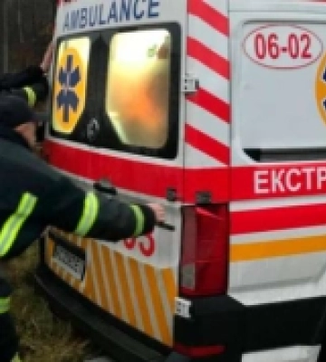 У Луцькому районі швидка допомога загрузла у багнюці