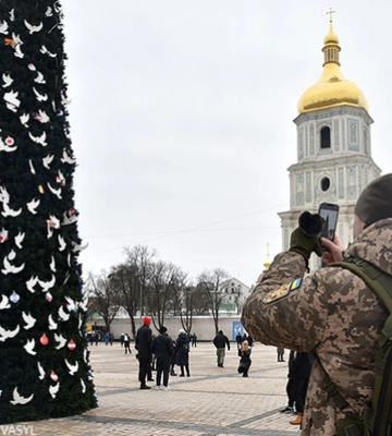 Помощь бизнеса и детские рисунки: сколько города потратили в этом году на елки