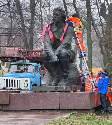 У Дніпрі демонтували пам’ятник льотчику Валерію Чкалову (Фото)