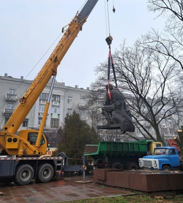 У Дніпрі демонтували пам’ятник льотчику Валерію Чкалову (Фото)