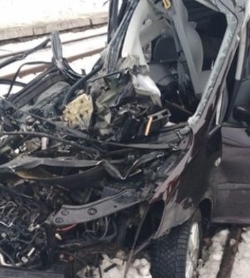 На Львівщині авто врізалося в поїзд, загинув водій та його 8-річна дочка