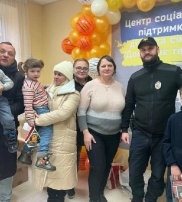Закарпатські патрульні привітали дітей з Днем святого Миколая