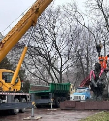 У Дніпрі знесли пам&#039;ятники Горькому та Чкалову