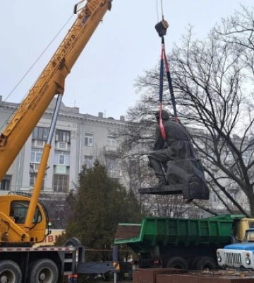 У Дніпрі демонтували пам&#039;ятники Горькому й Чкалову