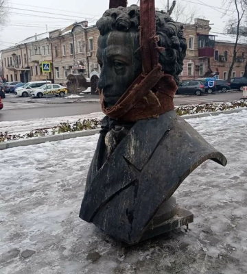 Из Днепра «вынесли» памятники еще двух апологетов «русского мира»