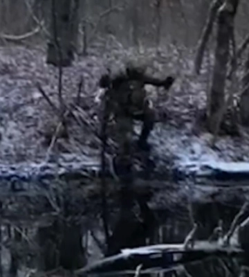 Боец харьковской ТрО полез в ледяную воду, чтобы спасти дрон (видео)