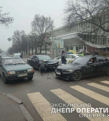У Дніпрі на вулиці Петрова зіткнулися BMW та Hyundai: відео моменту ДТП