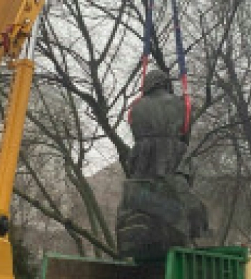 У Дніпрі демонтували пам&#039;ятники Горькому і Чкалову