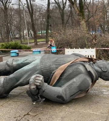 У Дніпрі демонтували пам&#039;ятники Горькому та Чкалову (ФОТО)