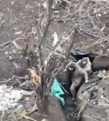 Українські штурмовики взяли у полон 10 росіян в прямо в окопі (відео)