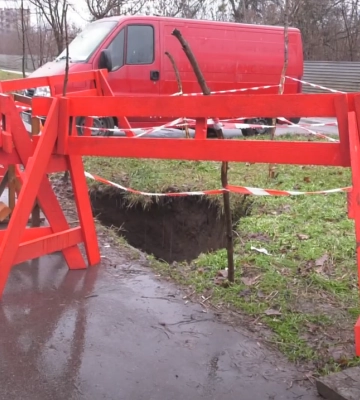 По вулиці Тимошенка в Полтаві утворилося провалля