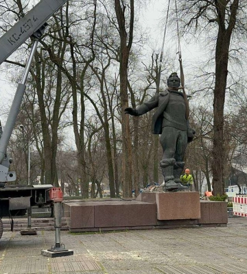 У Дніпрі демонтували пам&#039;ятник Максиму Горькому