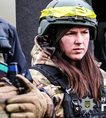 Поліцейські «янголи» – єдиний зв’язок зі світом для мешканців села Торське на Донеччині