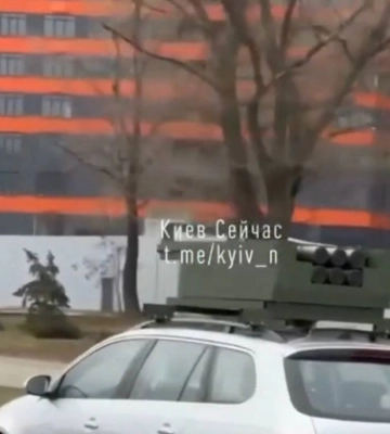 В Киеве заметили уникальный автомобиль с конструкцией в виде HIMARS