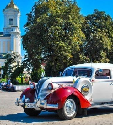 У Луцьку виставили на продаж унікальне американське ретроавто 