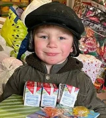 Сеть растрогал 4-летний мальчик, не отпускавший горбушку хлеба, получая сладости