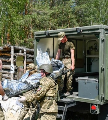 “Крізь рану видно органи”, “забрати треба всіх, хто влазив в автівку”: спогади парамедика з поля бою
