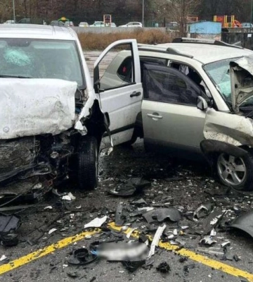 Під Києвом Hyundai лоб в лоб влетів в Mercedes: у ДТП постраждали 5 осіб
