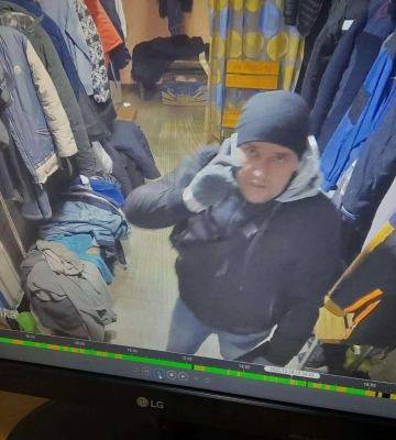 Проник в служебное помещение и украл деньги: в Днепре ищут вора (видео)