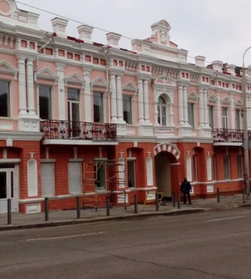 Выглядит как новое: в Днепре реставрировали фасад исторического здания 