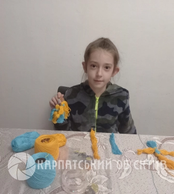 Восьмирічна переселенка з Миколаєва виготовляє і продає ляльки-мотанки, щоб придбати тепловізор для воїнів ЗСУ