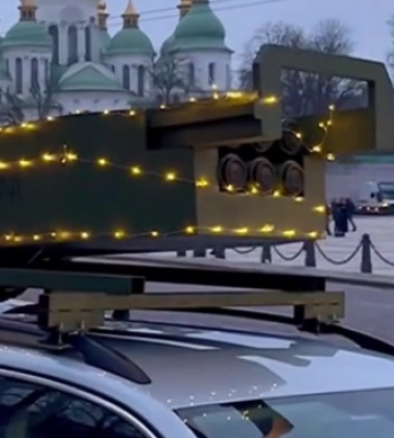 В Киеве заметили автомобиль с &quot;установкой&quot; HIMARS на крыше (видео)