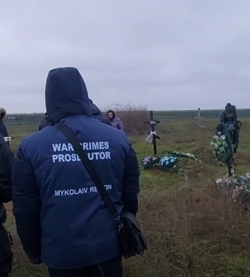 На Снігурівщині поліцейські ексгумували тіла цивільних, які через окупацію були поховані просто на подвір&#039;ях