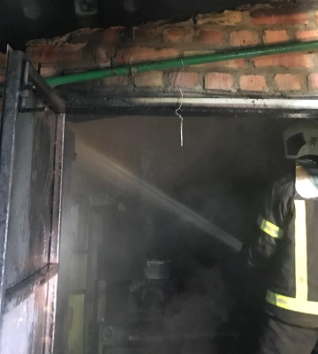 У Полтавському районі рятувальники загасили пожежу в гаражі