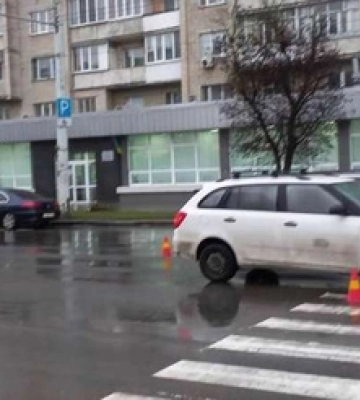 У Луцьку біля «Променя» легковик збив пенсіонерку на пішохідному переході 