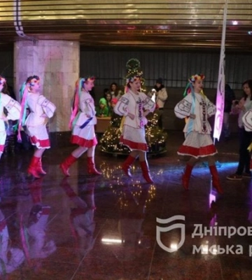 У Дніпрі для переселенців та бійців провели свято в метро й презентували &quot;макулатурну&quot; ялинку