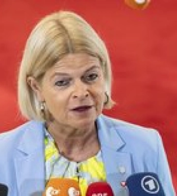 Главе МО Австрии &quot;неясно, будет ли победитель&quot;. Намекнула, что нужно надавить на Украину