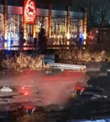 Біля ресторану у Львові троє чоловіків провалилися під кригу: один загинув